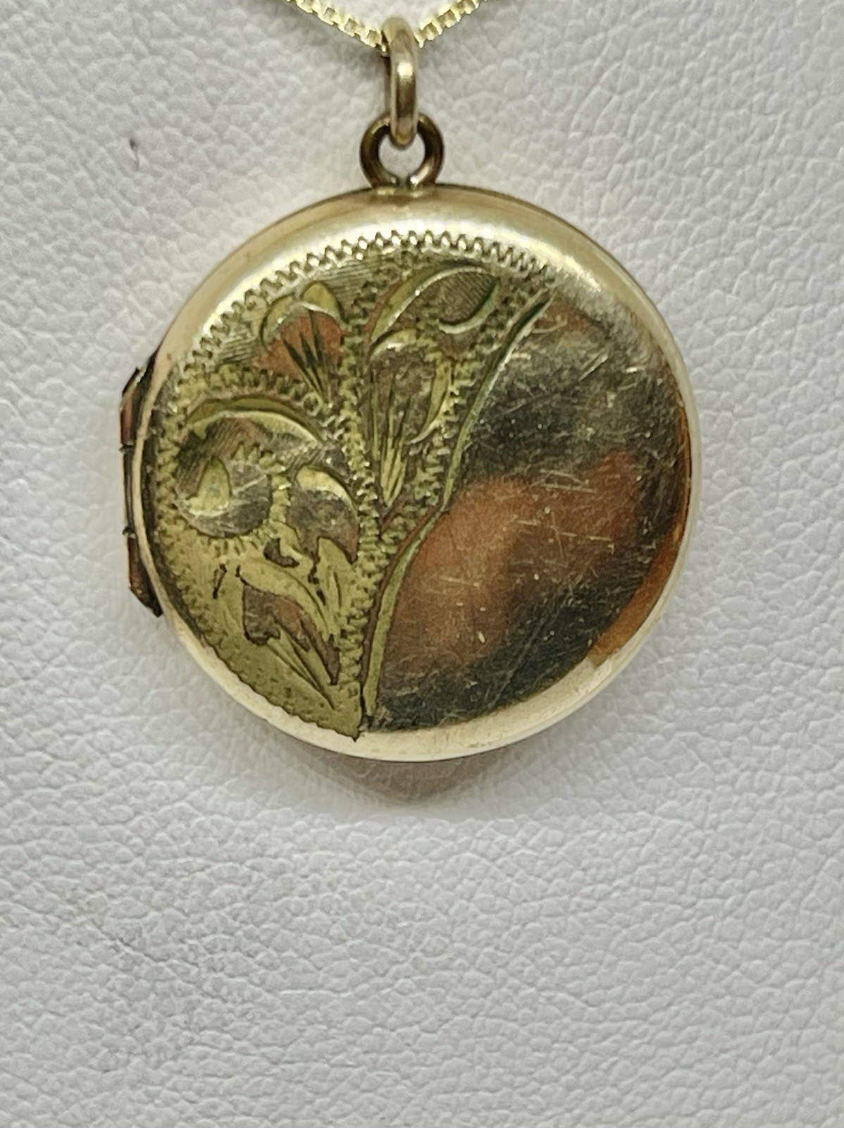 Art Deco Rolled Gold Heart Round Locket Engraved Leaf Fronds Design Pendant