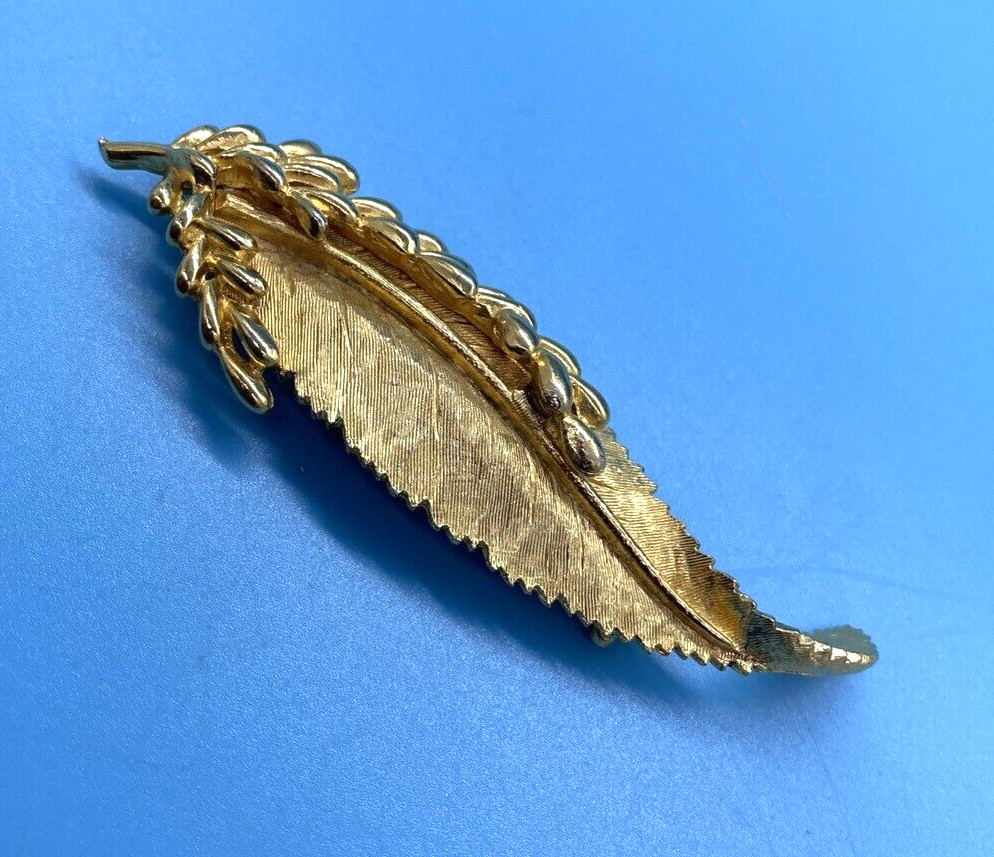 BSK Signed/Leaf Brooch/1950’s-1980’s/Gold-Tone/3.25″ L x 1.25″ W/Vintage