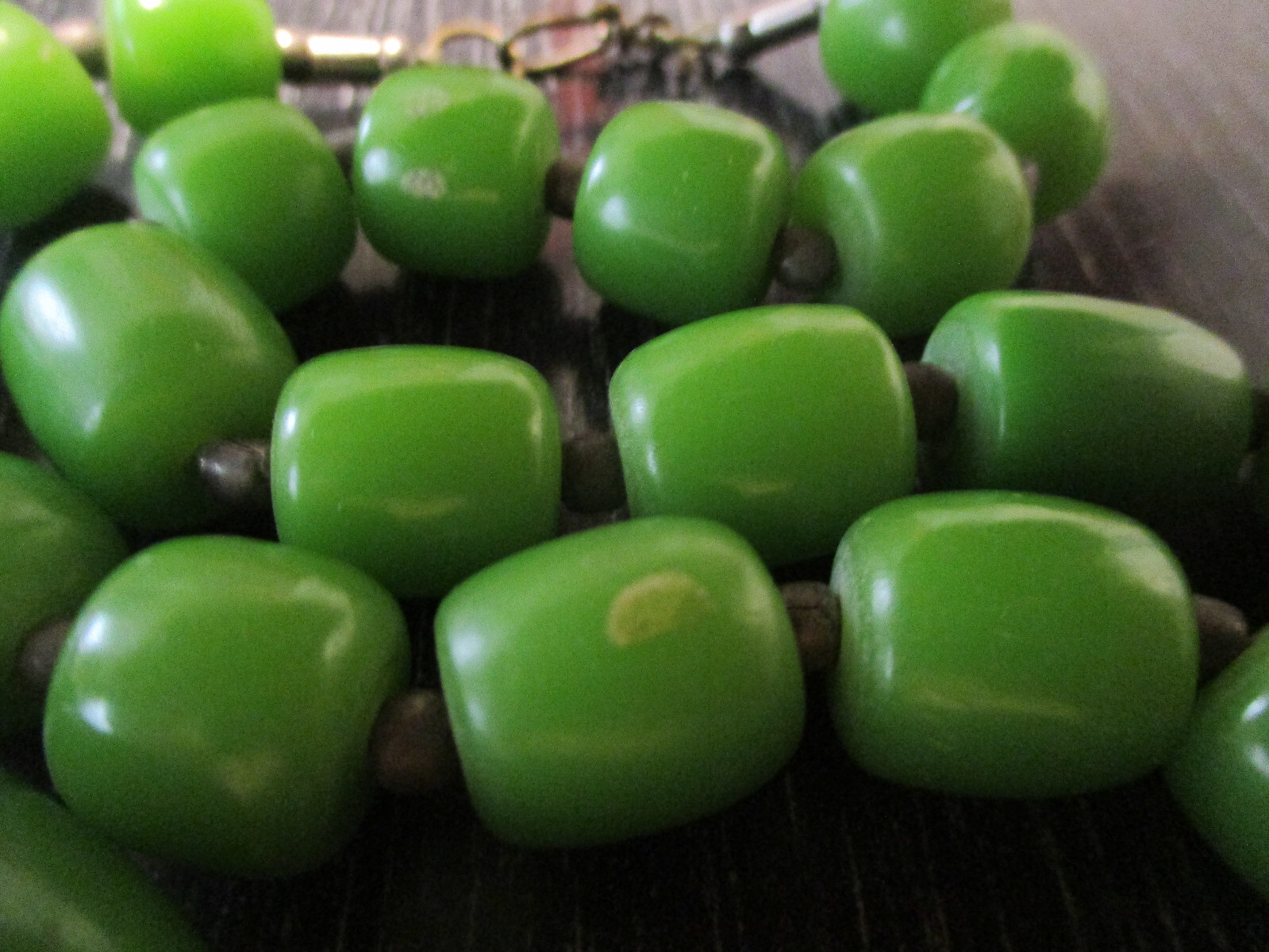 Vtg Chunky Green Apple Graduated Barrel Hand Crafted Hard Plastic Bead Necklace