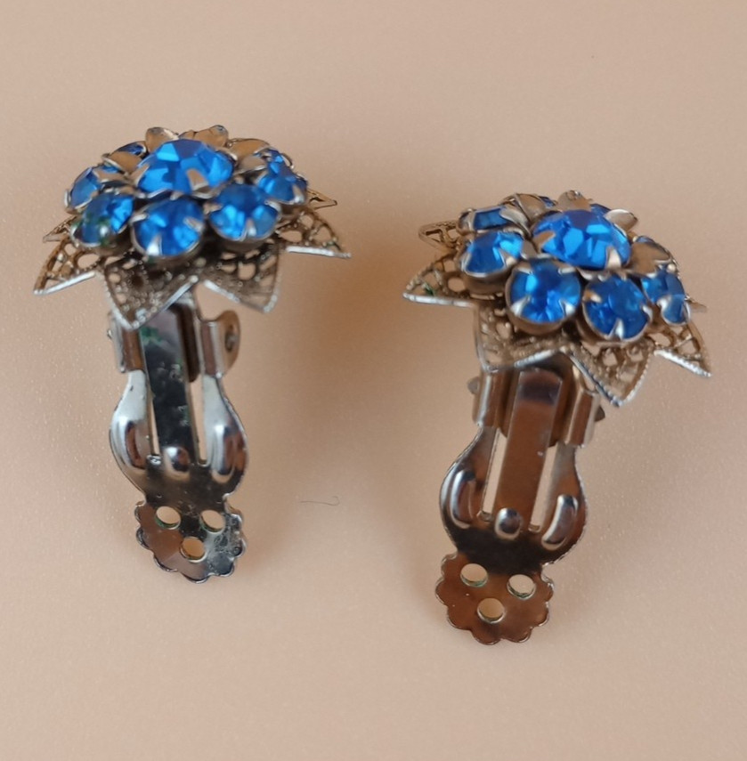 Vintage costume jewelry clip on earrings blue and gold colored metal, work great