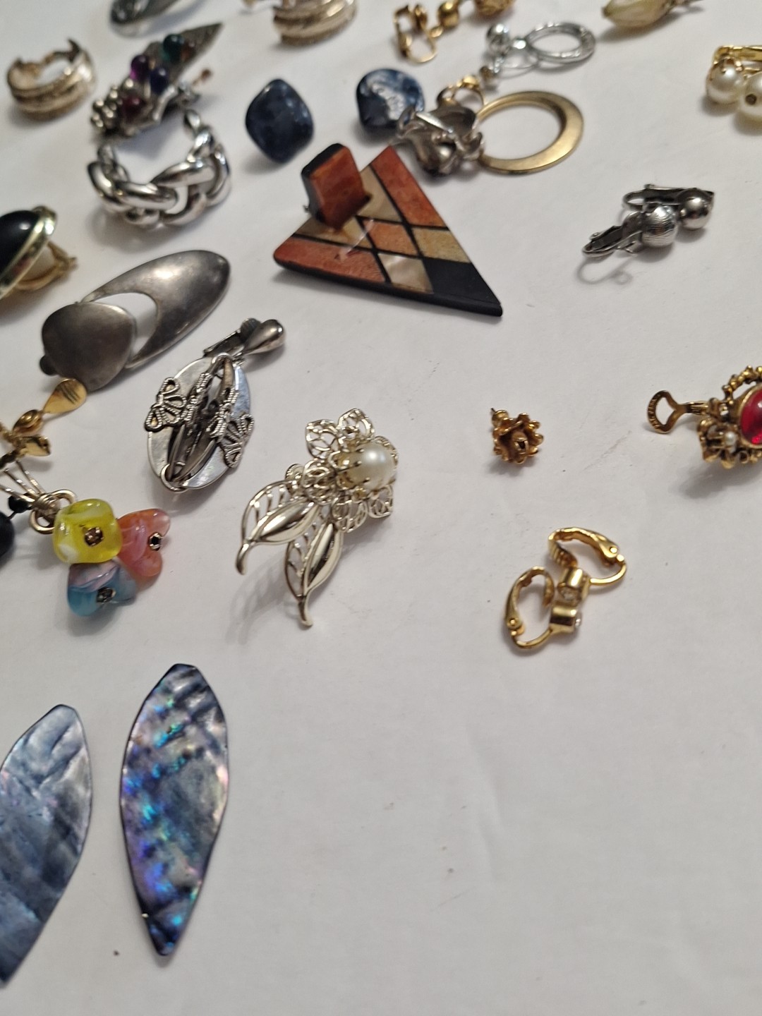 Costume Jewelry Earring Lot 40 pc pre-owned SINGLES AND PAIRS. AS IS . JZ