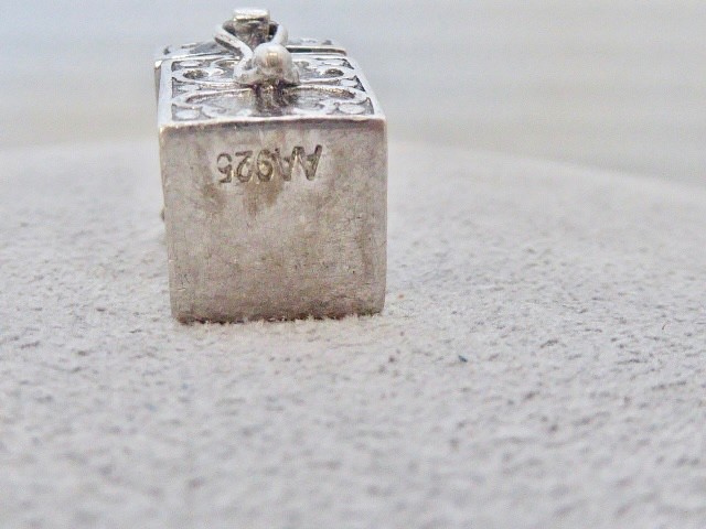 VINTAGE STERLING SILVER HINGED TOP OPENS FOOUR LEAF CLOVER TREASURE CHEST CHARM