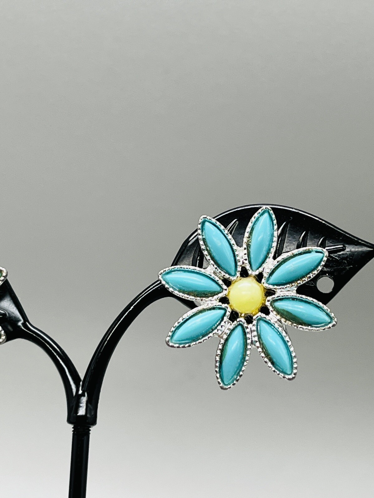 1971 Sarah Coventry Daisy Time Demi Parure Clip on Earrings 1.25″ pl03