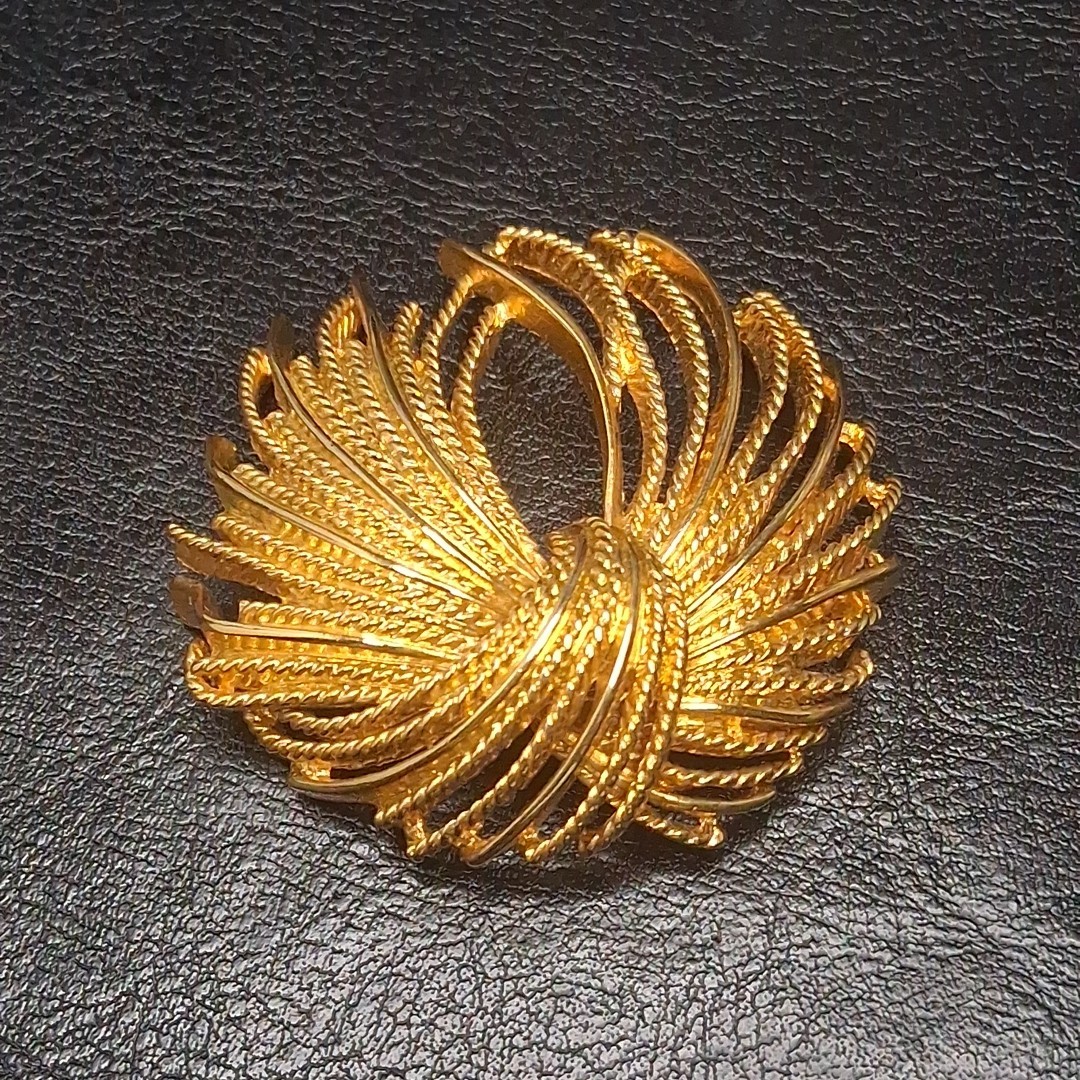 Vintage Jewelry Signed MONET Bow Pin Brooch Gold Tone. 16.346