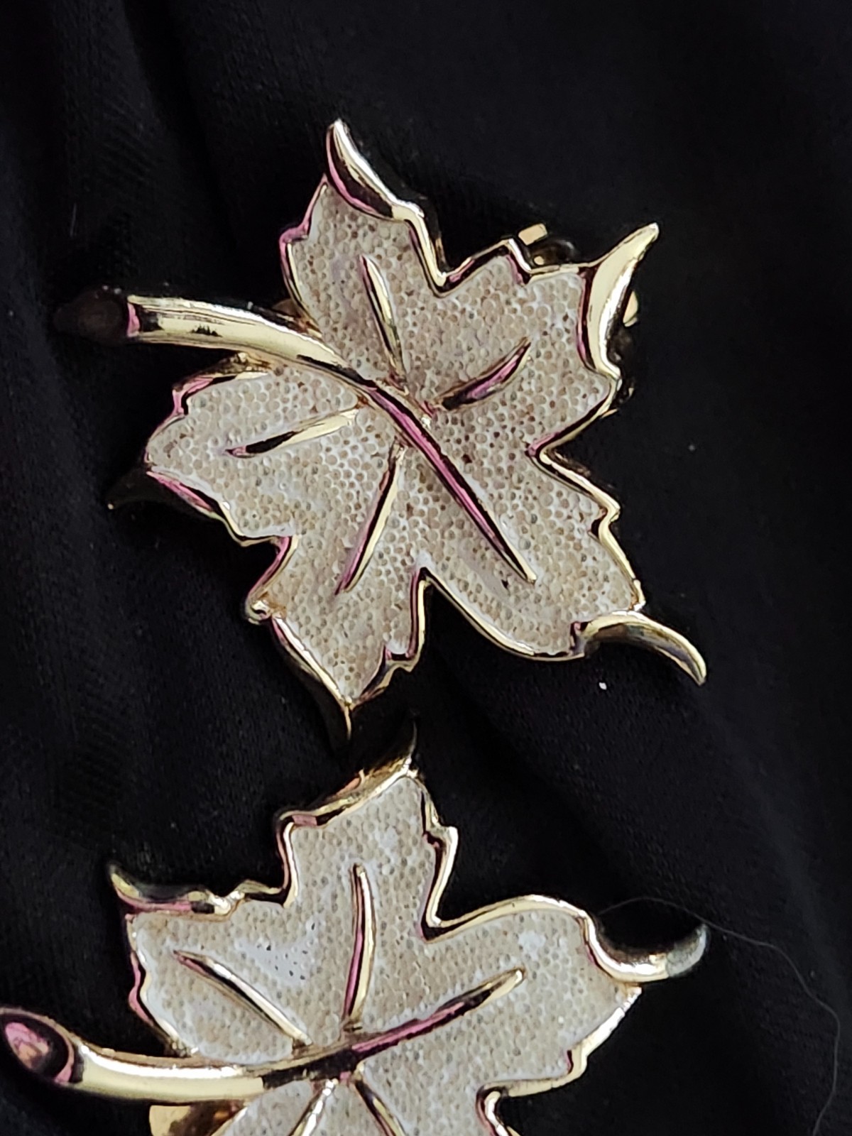 Vintage Signed EMJ (Emmons) Maple Leaf Gold Tone Earrings Clip-on & DAILY SHIPPI