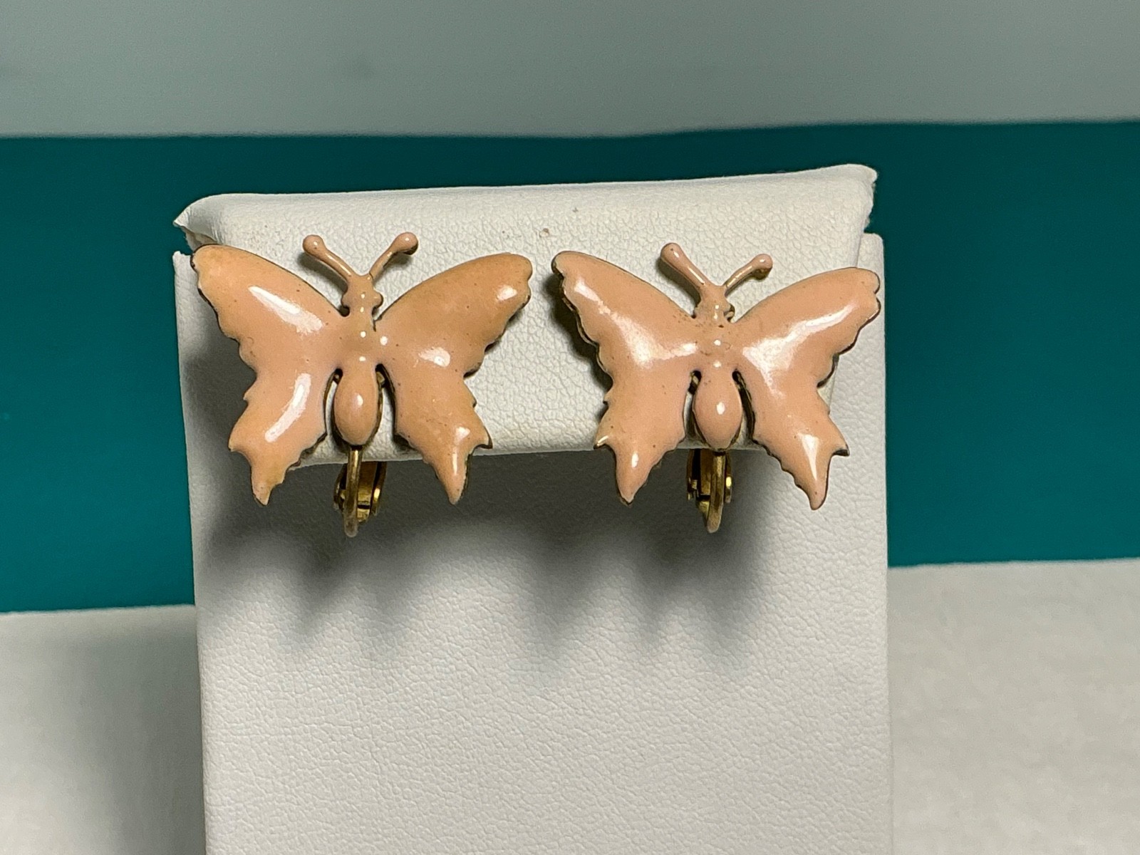 🌸 Vintage Miriam Haskell Peach Enamel Gold Metal Butterfly Screw Back Earrings