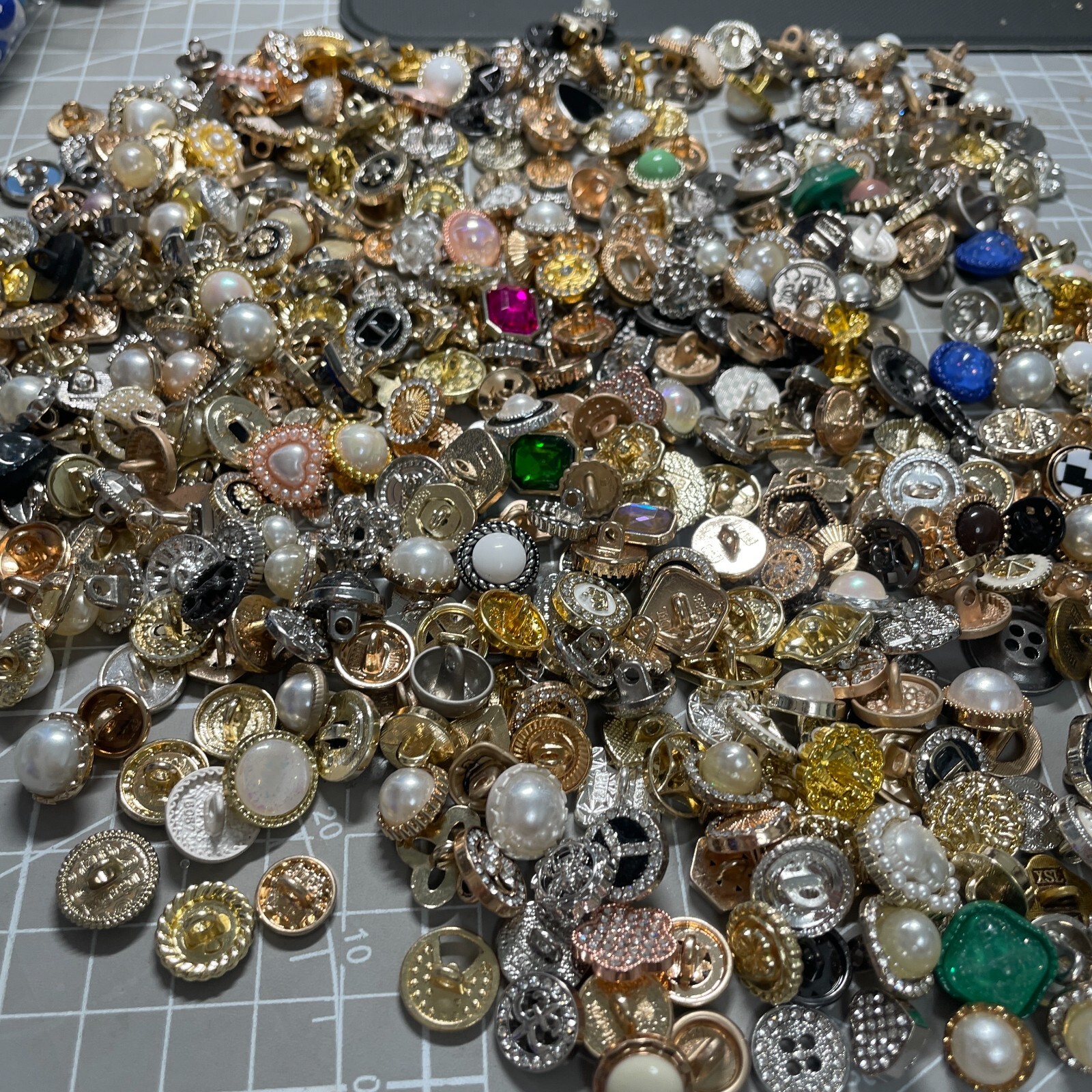 Vintage-now Costume Jewelry makeing Lots button Read Description 50pcs