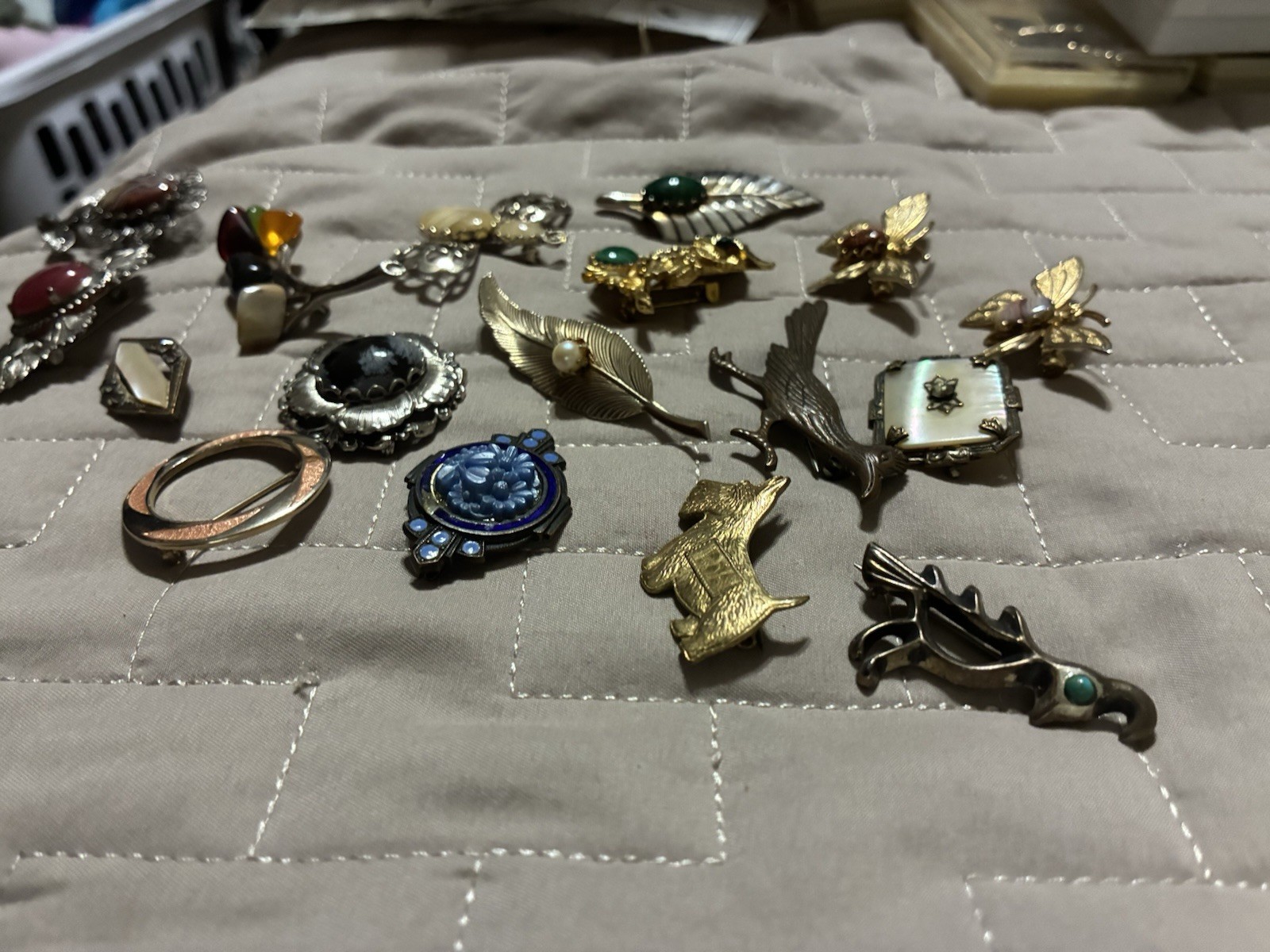 Lot Of 17 Vintage Brooches Pins Different Shapes And Sizes