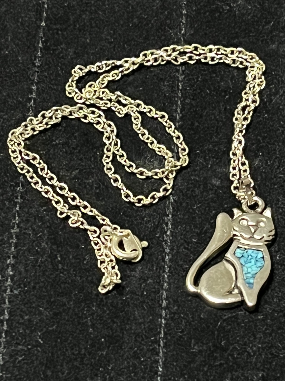 Vintage 1992 Silver Tone Sitting Cat Pendant Necklace – Blue Chip Inlay – 18″