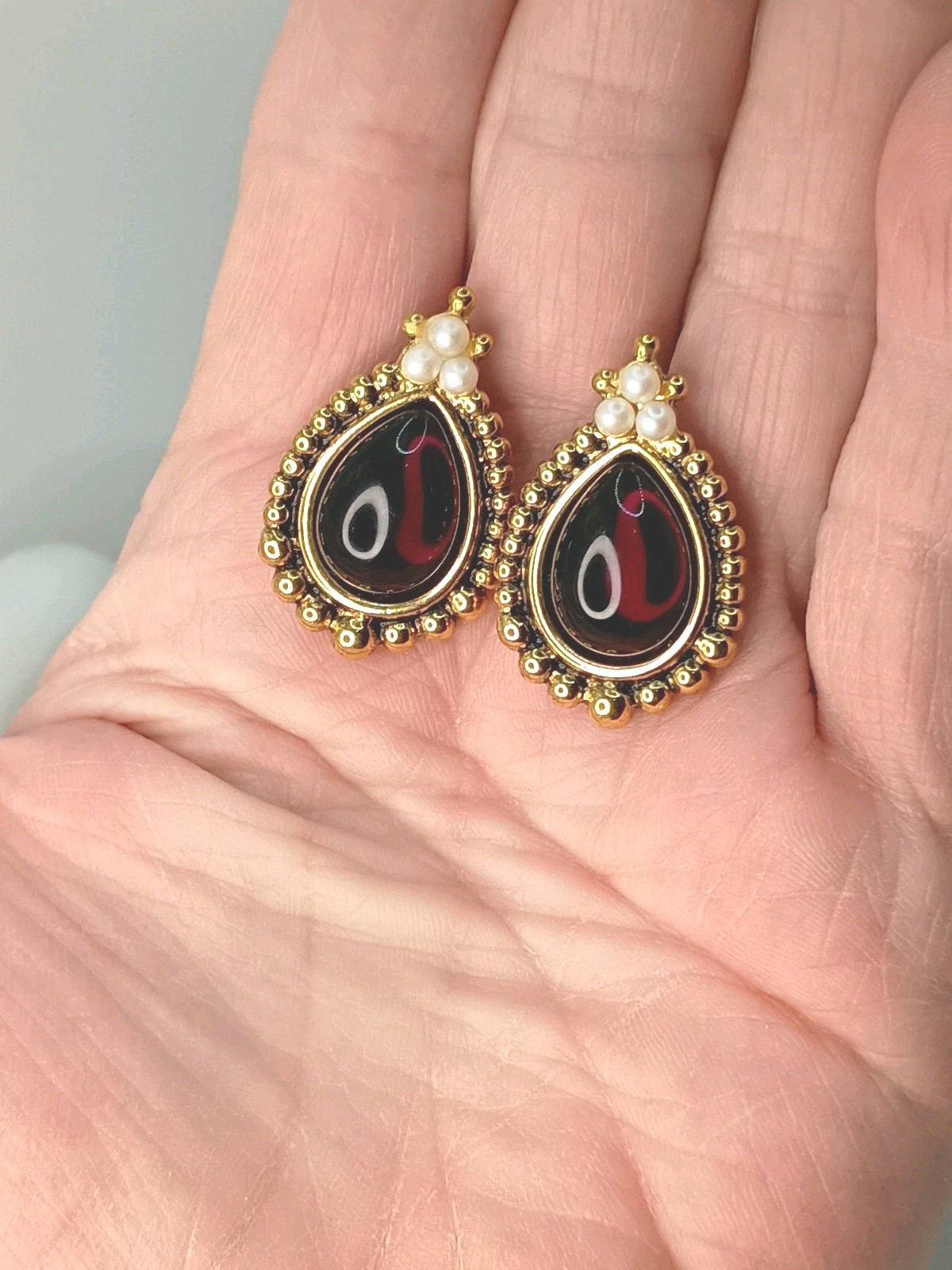 Vintage Napier Stud Earrings Gripoix Glass Cabochon Merlot Teardrop Pearl 1.25″