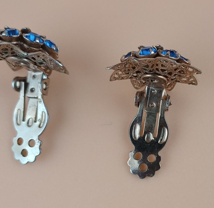 Vintage costume jewelry clip on earrings blue and gold colored metal, work great