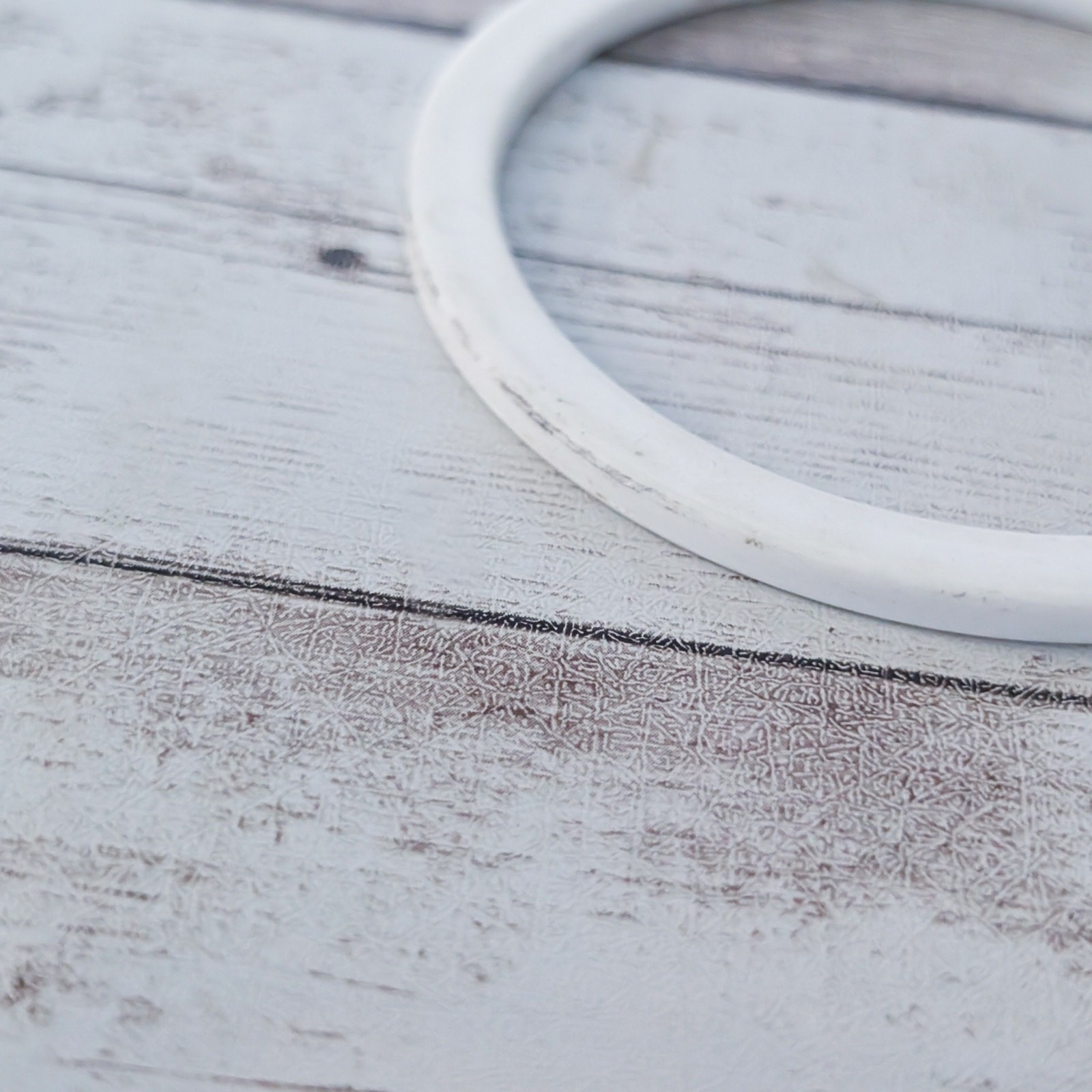 Vintage Off White Plastic? Bangle – Condition Issues