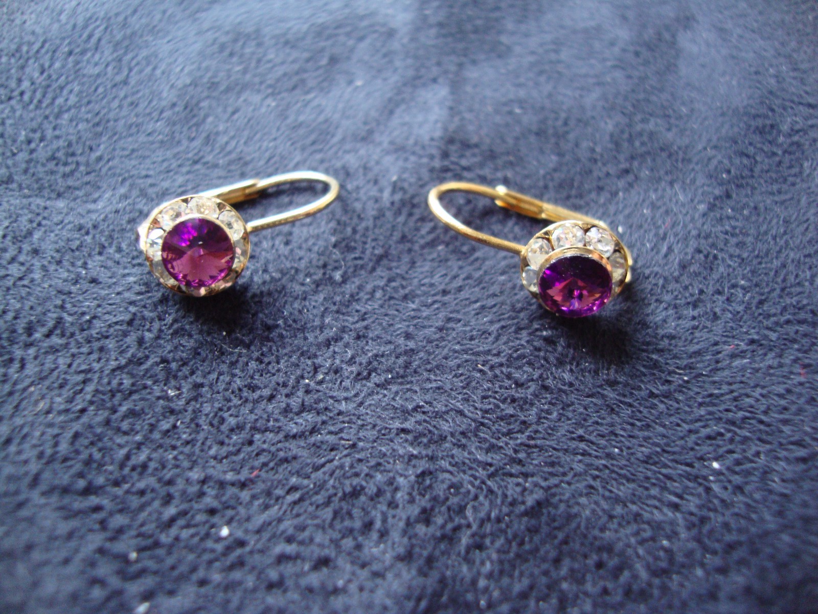 VINTAGE PETITE AUSTRIAN CRYSTAL PURPLE & CLEAR CLUSTER DROP GOLD TONE EARRINGS