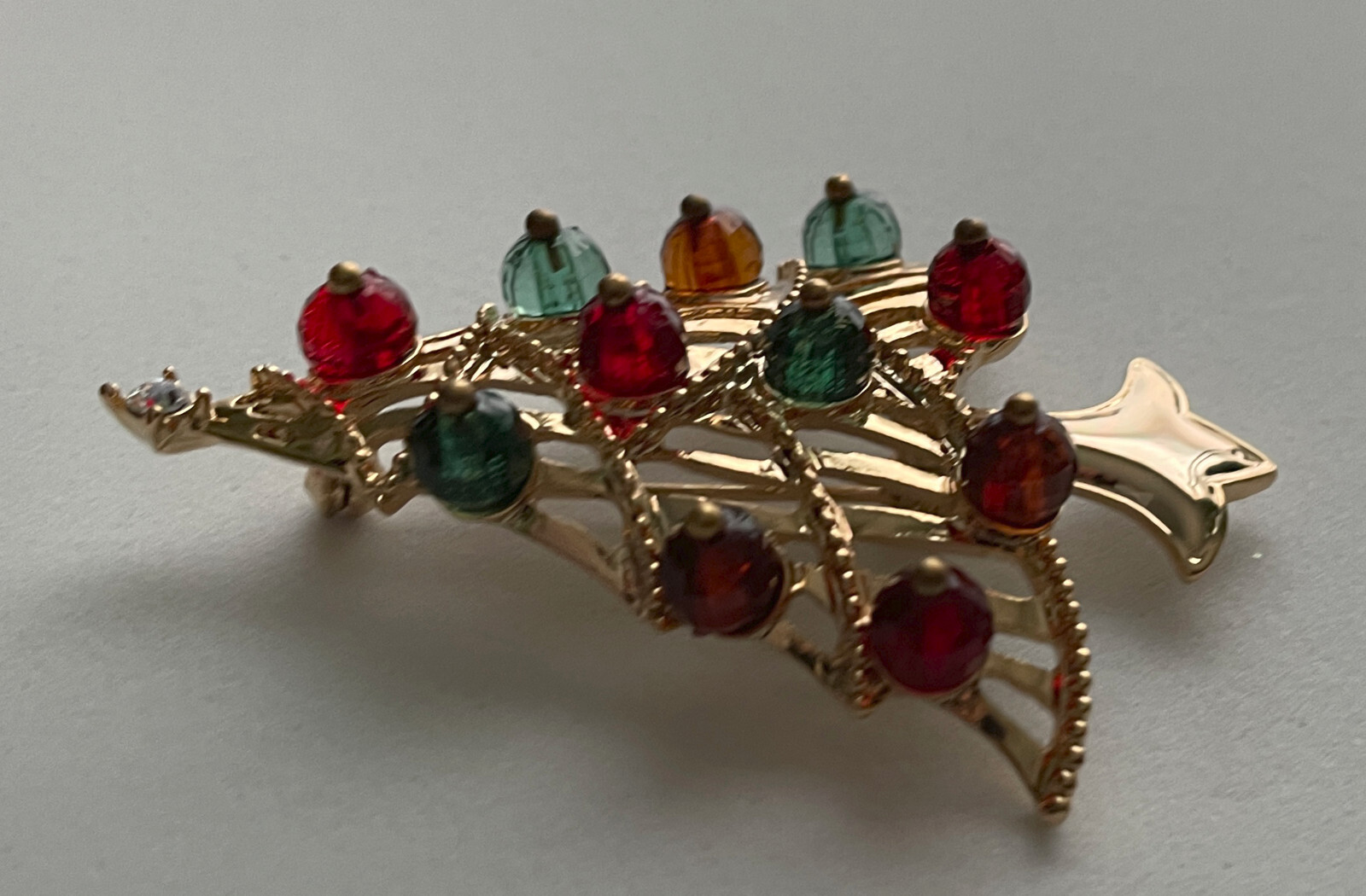 VINTAGE TRIFARI CHRISTMAS TREE PIN BROOCH GOLD GREEN RED BEADS BOOK PIECE HTF 38