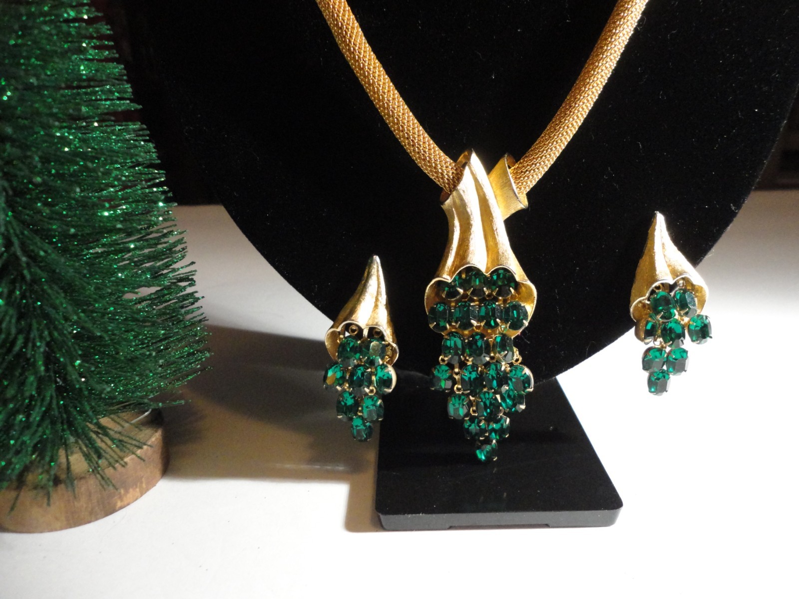 Vintage Estate Necklace & ER with Beautiful Emerald Green Sparkling Stones.