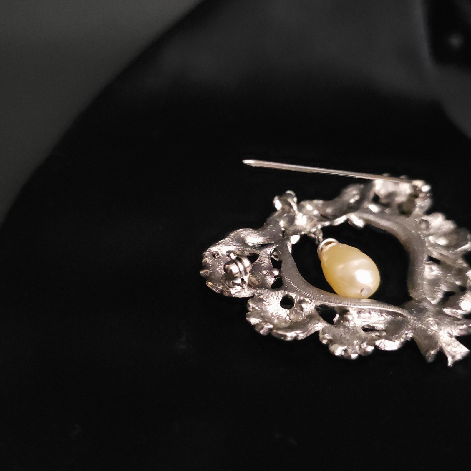 Vintage 1990s Teardrop Pearl Brooch Floral Heart Wreath Marcasite Victorian Goth