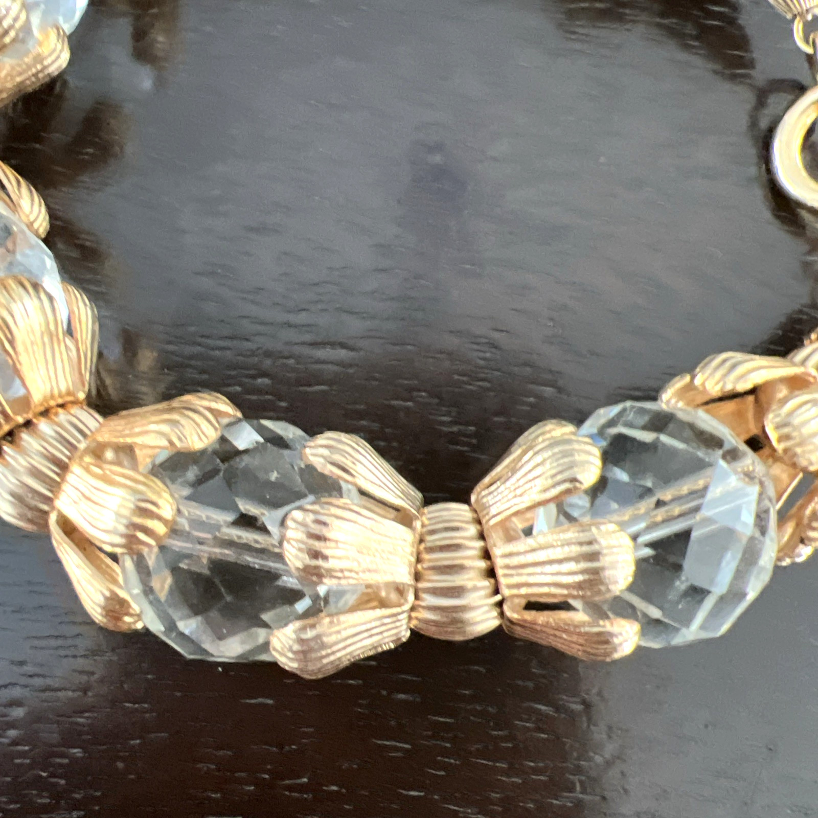 VINTAGE SARAH COVENTRY GOLDEN ICE CLEAR CRYSTAL GOLDTONE BEAD BRACELET 9″ X 3/4″