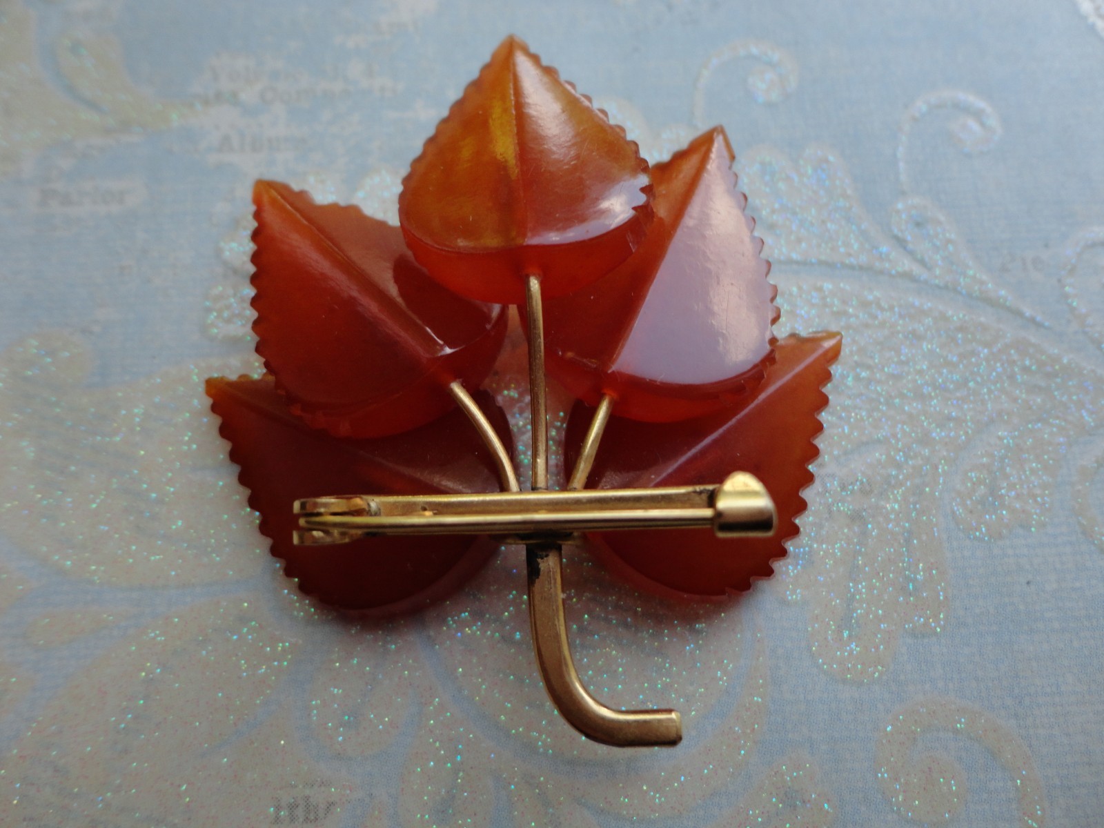 VTG ESTATE CARVED HONEY-COLORED RUSSIAN SOVIET BALTIC AMBER FIVE LEAF BROOCH PIN