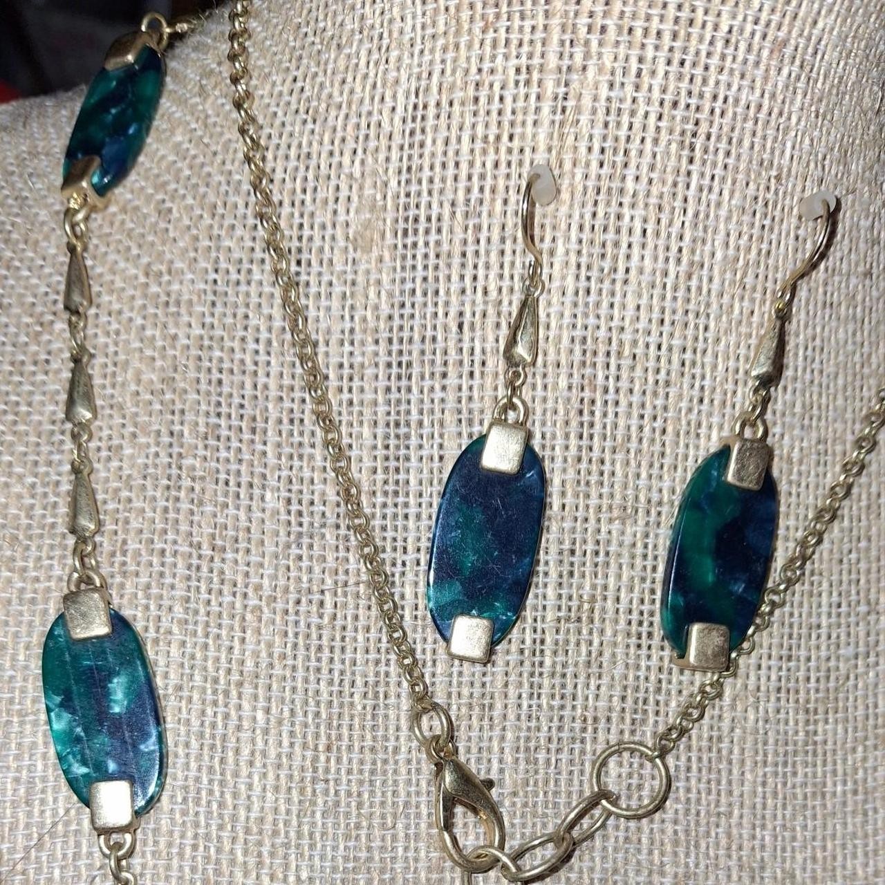 shelled resin elegant station necklace with earrings goldtone