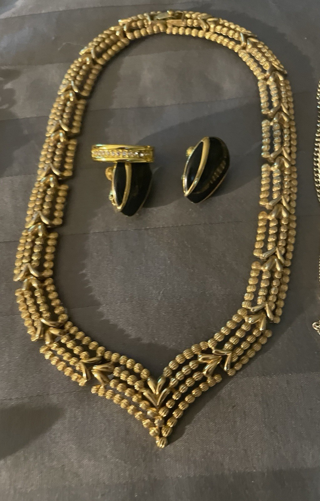 COSTUME JEWELRY LOT 1