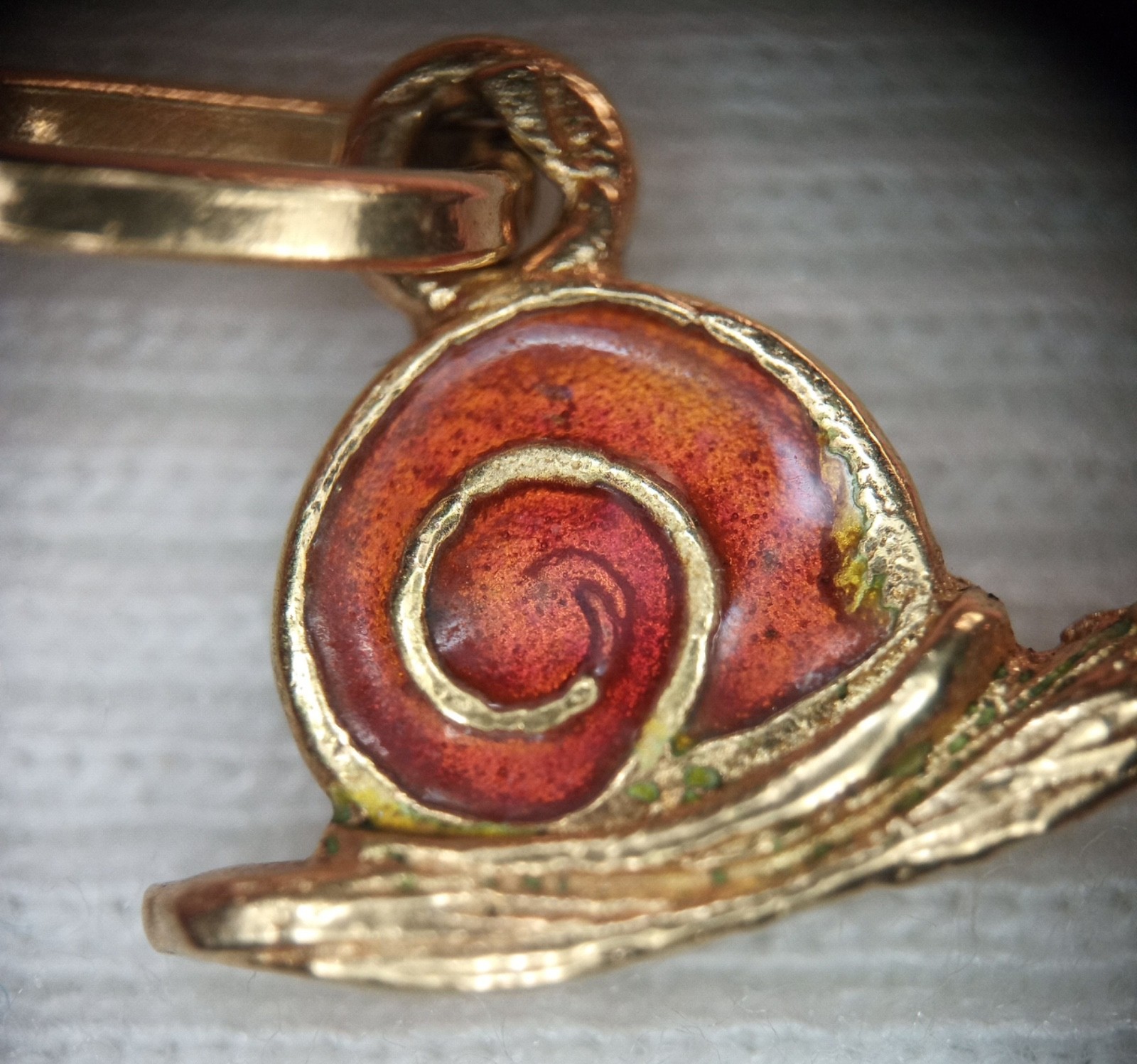 Vintage 18k Yellow Gold 750 Enameled Snail Double-sided Flat Charm (1 gram)