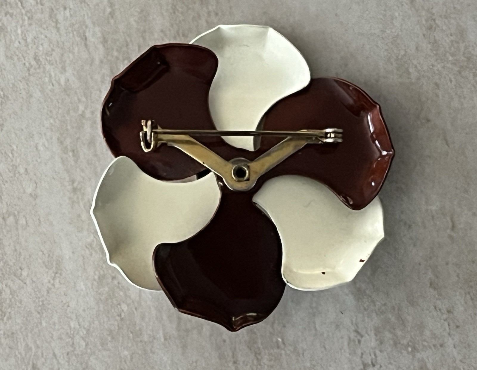 VTG 60’s White & Brown Enamel Yellow Center Daisy Flower Pinwheel Brooch Pin