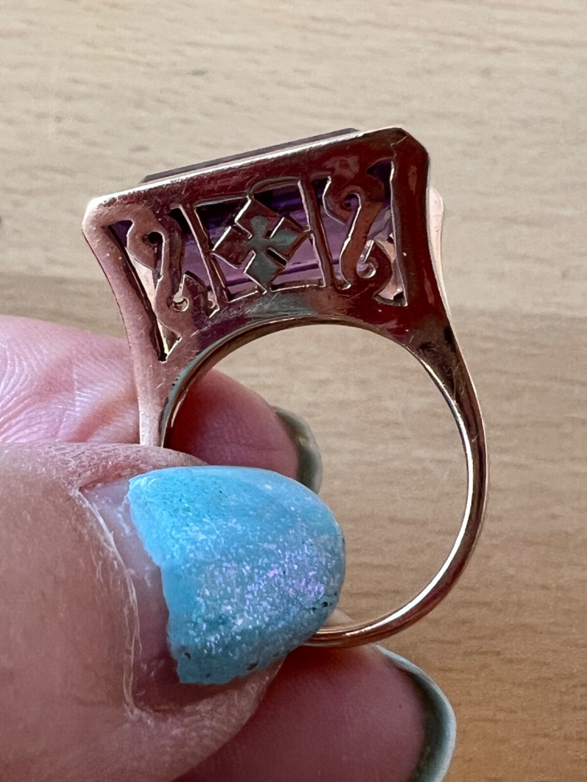 VINTAGE 14K GOLD HUGE EAST WEST TENSION SET PURPLE COLOR CHANGE SAPPHIRE RING