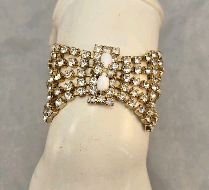 Wide Prong Set Rhinestone Gold Tone Metal Vintage Runway Retro 7.25 in Bracelet