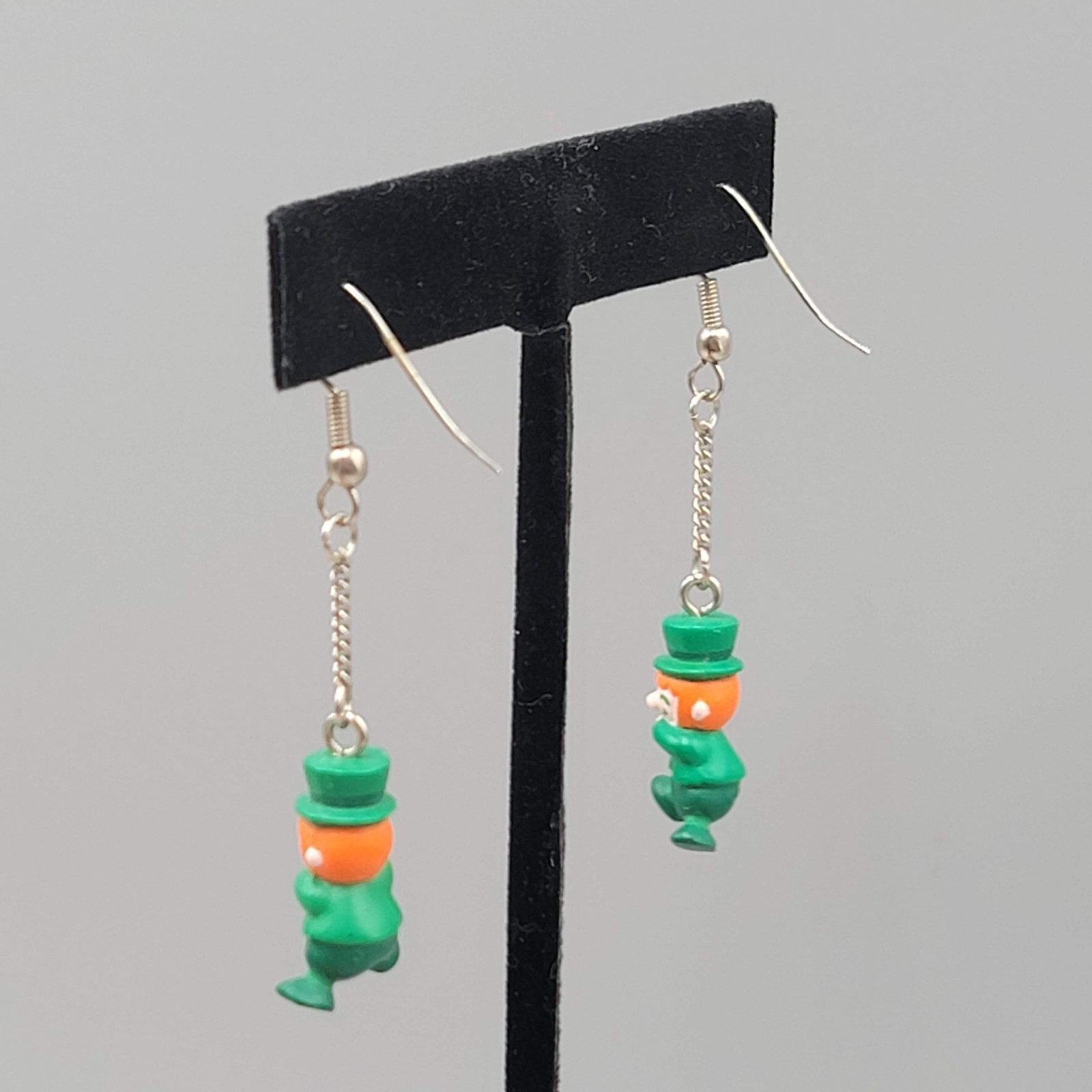 Vintage Hallmark Leprechaun Pierced Earrings Silver tone Chain Dangle 1.5″