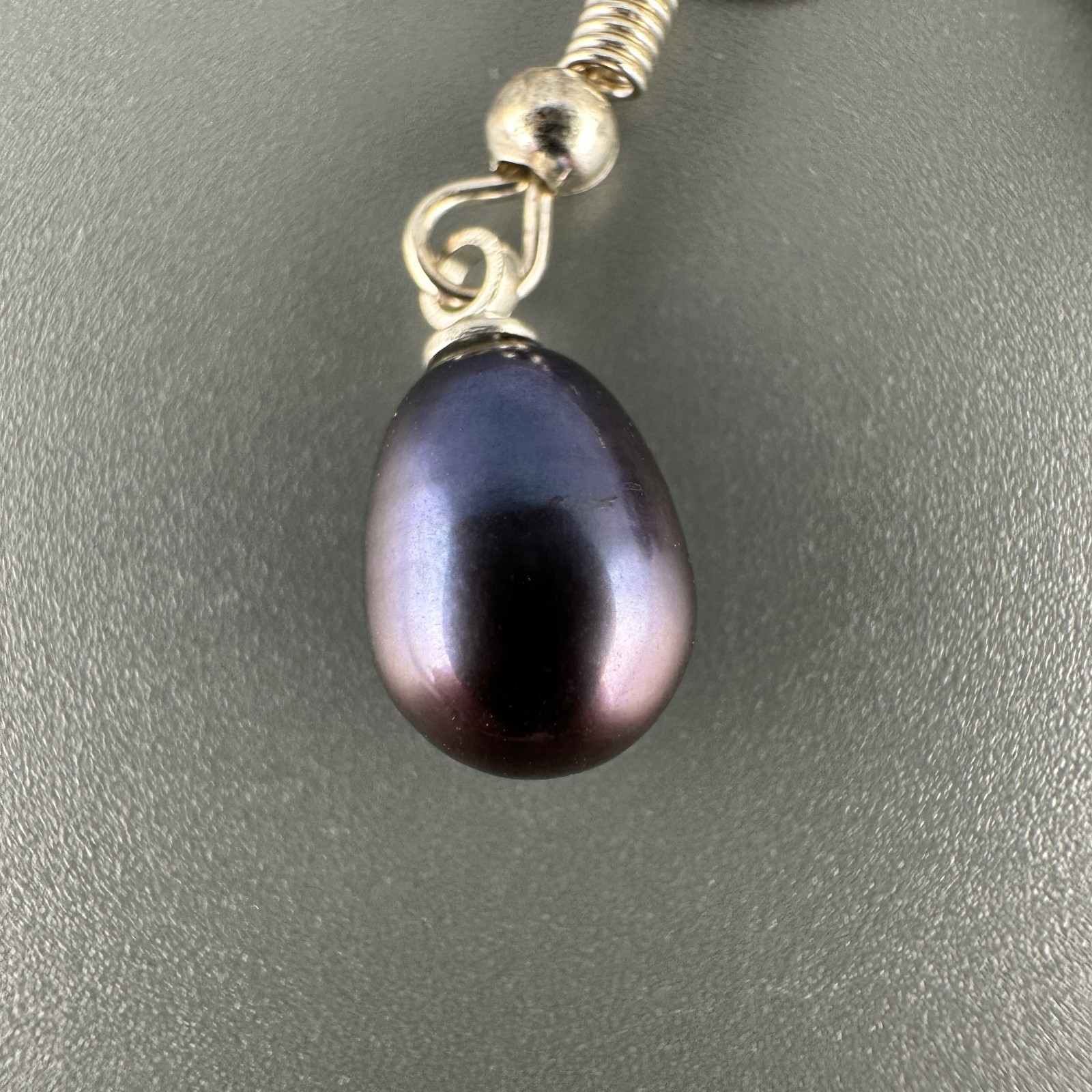 Vintage Black Tahitian Pearl Earrings Oil Slick Dangle Silvertone Purple Peacock