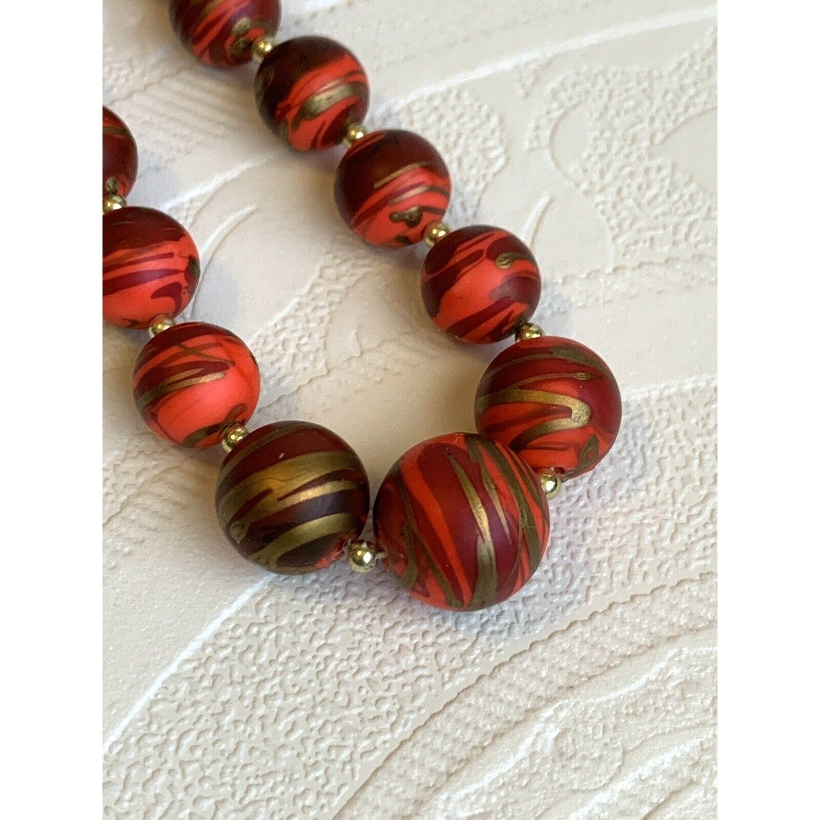 Vintage Red Gold Beaded Necklace 60s-70s Graduated Swirl Beads Barrel Clasp 24″