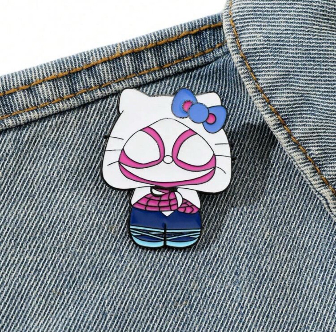 New HELLO KITTY Pin GWEN STACY Brooch SPIDER-MAN Costume SPIDER WOMAN Cosplay