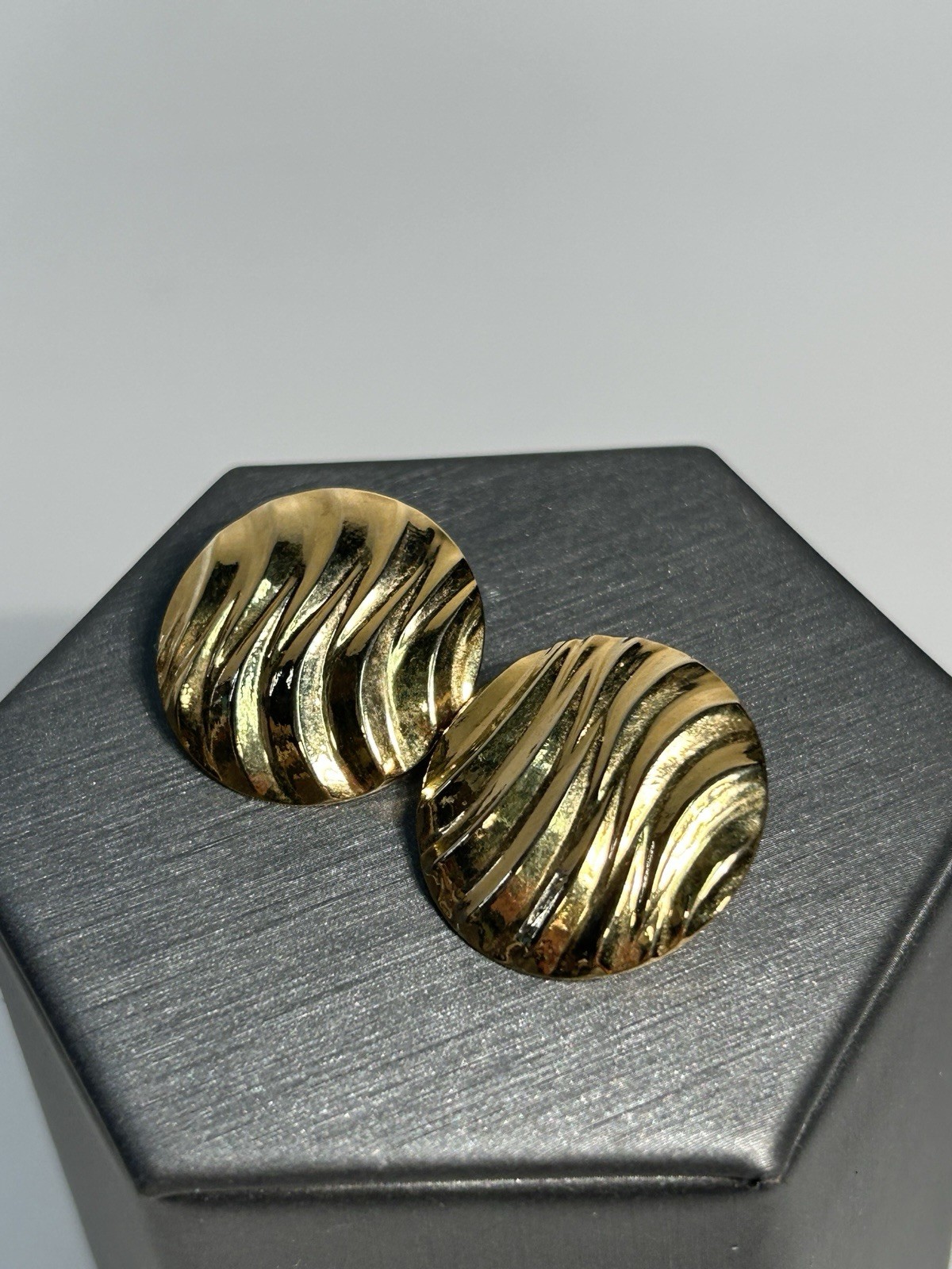 Vintage 1980s Modernist Gold Tone Ripple Wave Disc Clip On Earrings