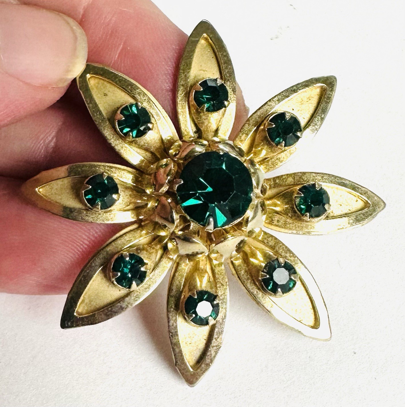 VTG Vivid Green Rhinestone Brooch Flower Pretty Rhinestones Gold Tone