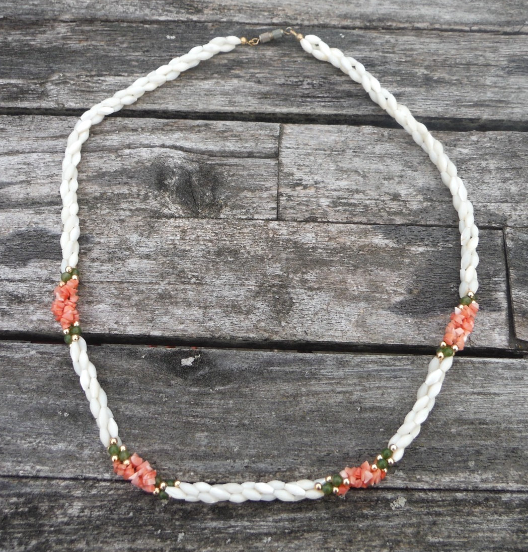 Vintage 1990s Hawaiian Coral & Bead Necklace 21″ Cream Pink Green Gold *VGC*