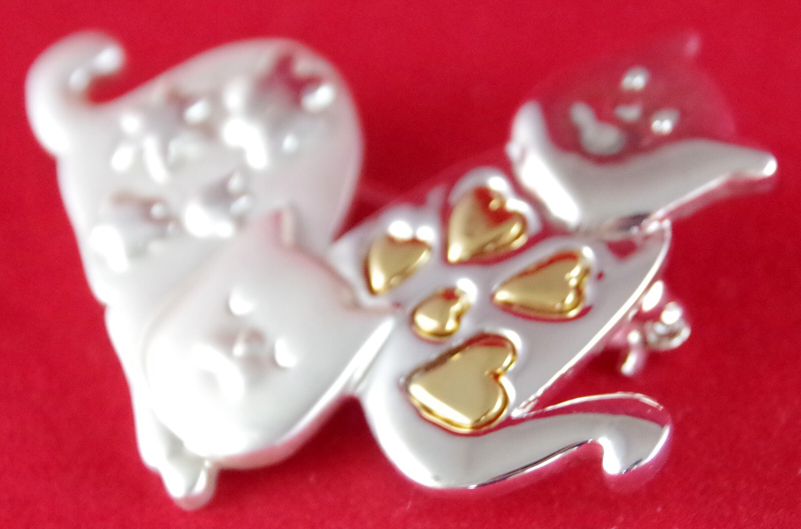 2″ NOS VTG c1980’s DANECRAFT CAT DUO w/ HEARTS & FLOWERS SILVER GOLD BROOCH PIN