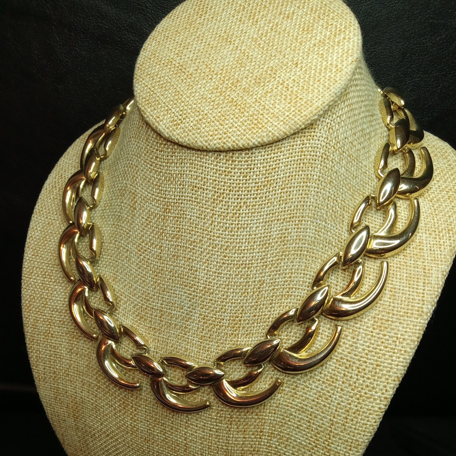 Vintage Jewelry Signed WM Gold Tone Link Necklace. 3709