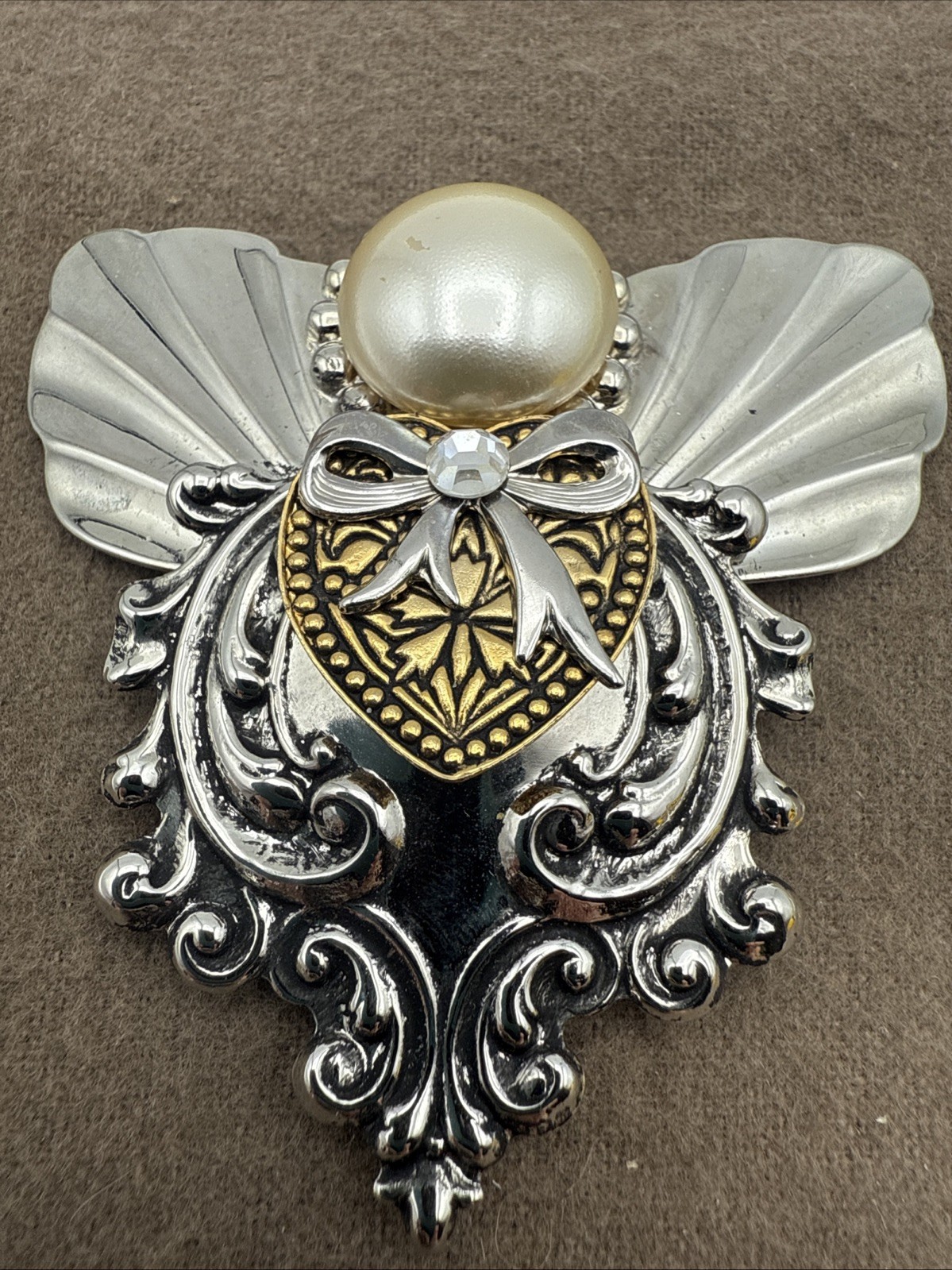 Vintage Jewelry Signed JANE Ornate Heart And Bow BROOCH PIN Faux Pearl