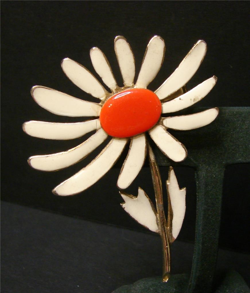 Vintage Retro Mod 60’s Cream & Red Enamel Metal Tilting Daisy Flower Pin Brooch
