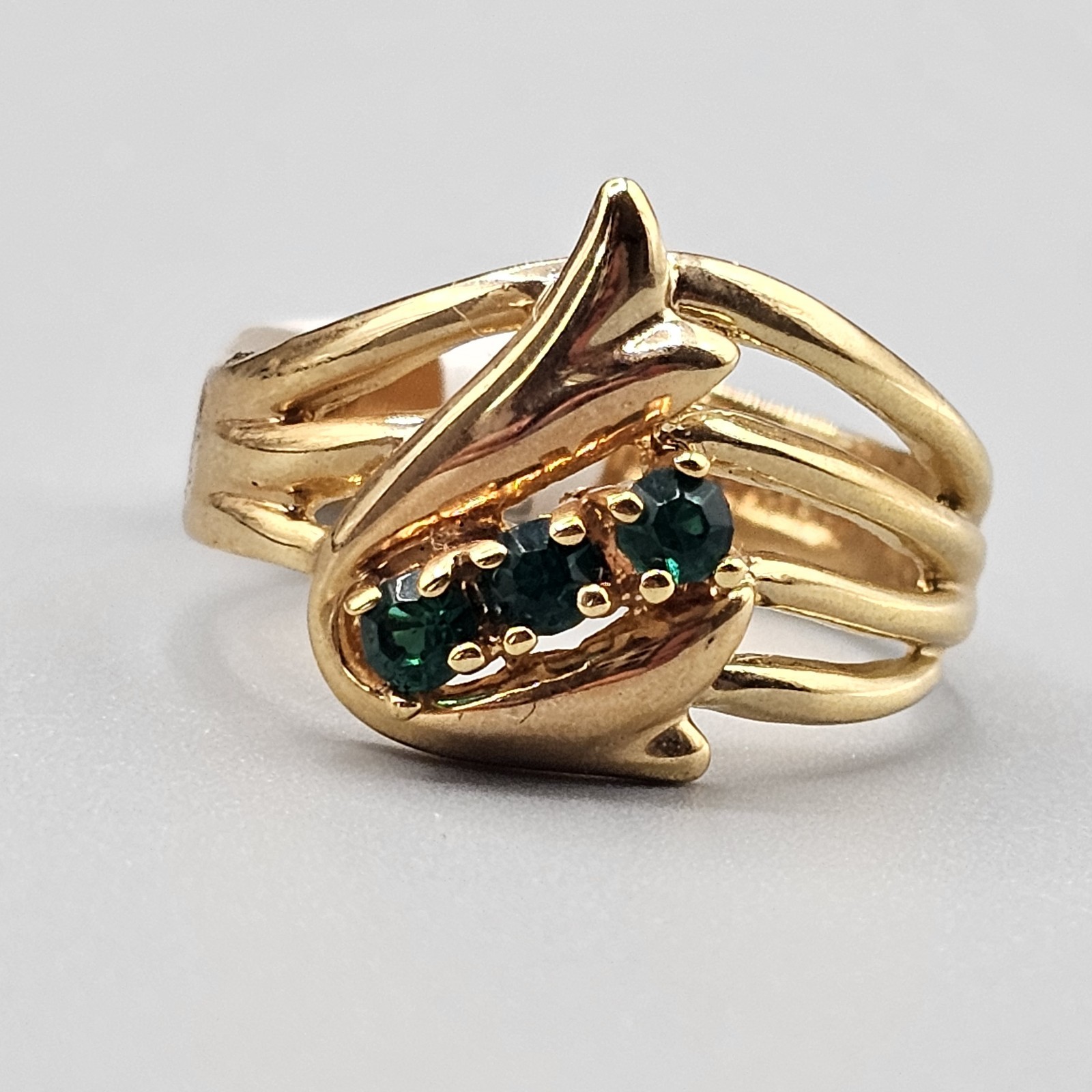 Vtg 18k Gold Plated Green Crystal Birthstone Ring May Birthday Swoop Size 8.5