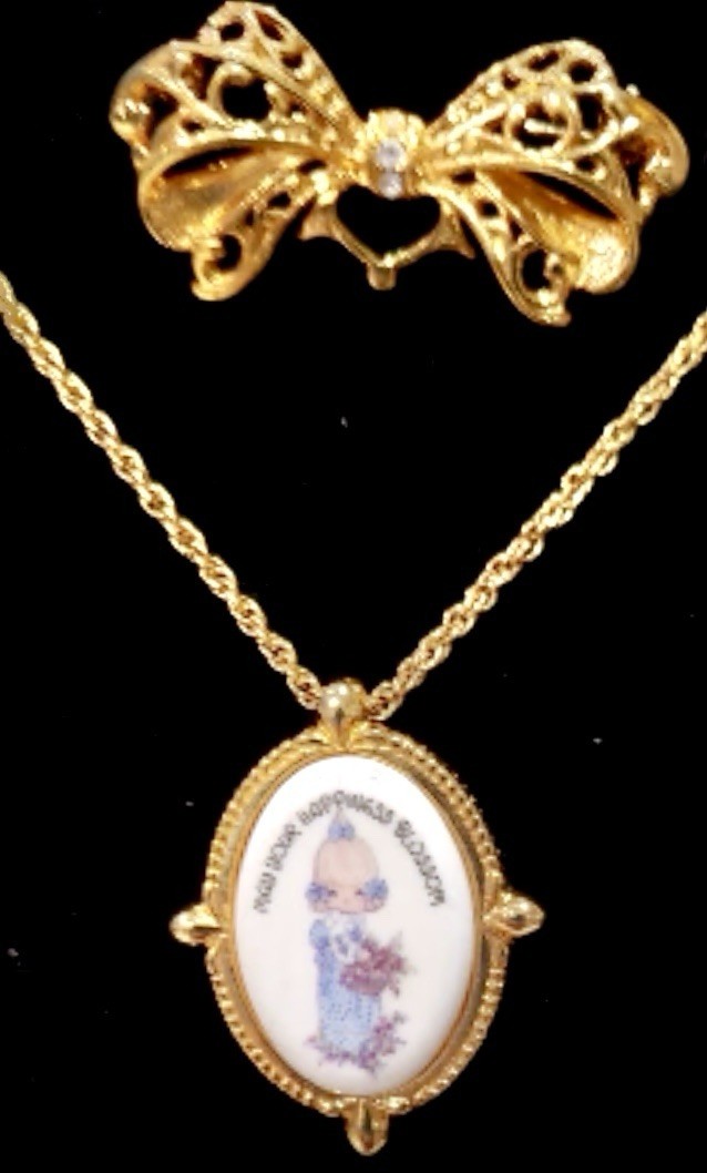 1999 PRECIOUS MOMENTS NECKLACE BROOCH Pin NOS By Avon “May Your Happiness Bloom”