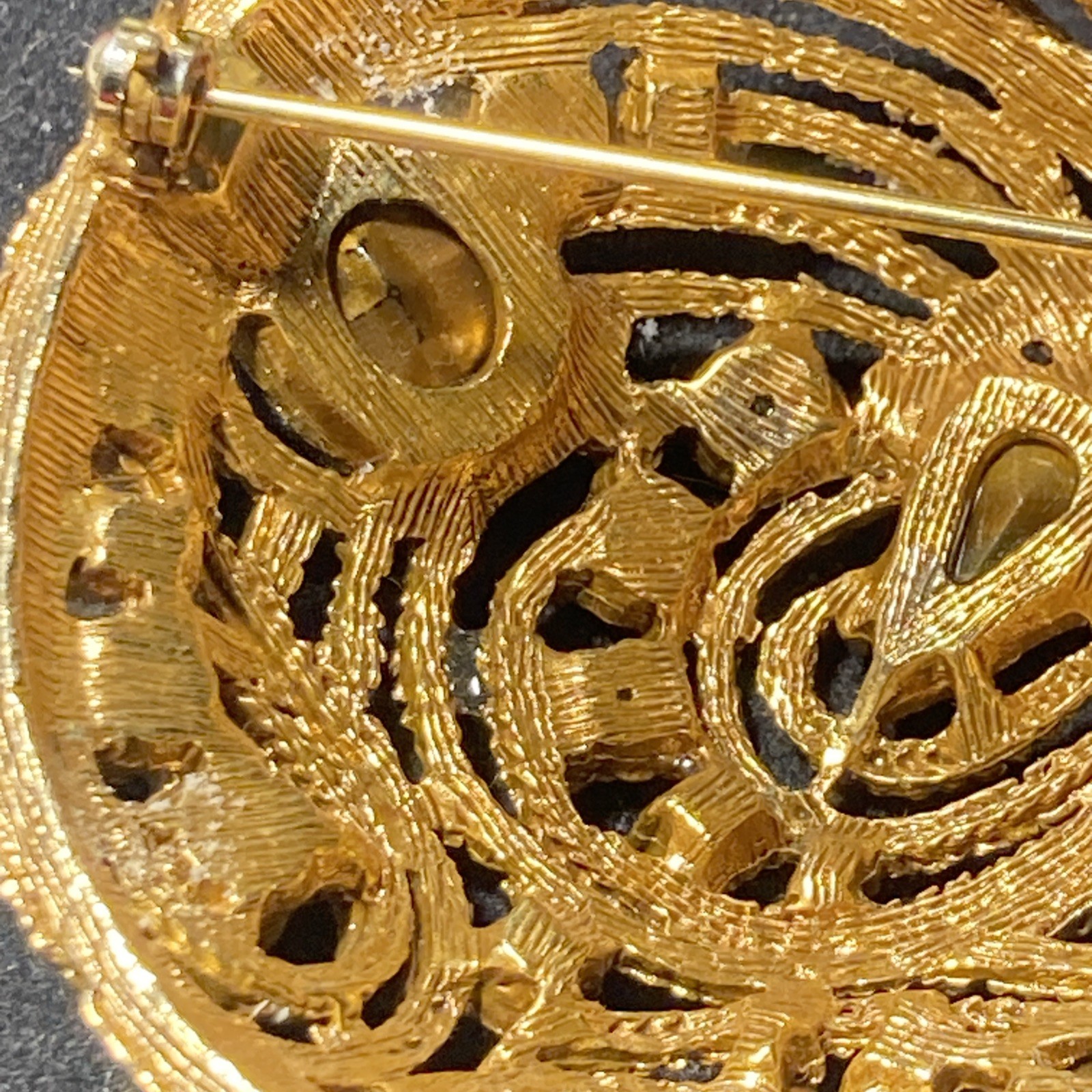 LaRoco 1950s Circular Brooch Colorful Gold Tone Rhinestones Textured Gold Plate