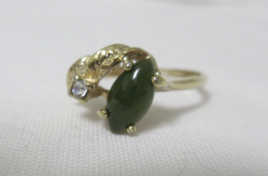 Vintage 18k HGE Jade and Cubic Zirconia Ring Size 6 3/4