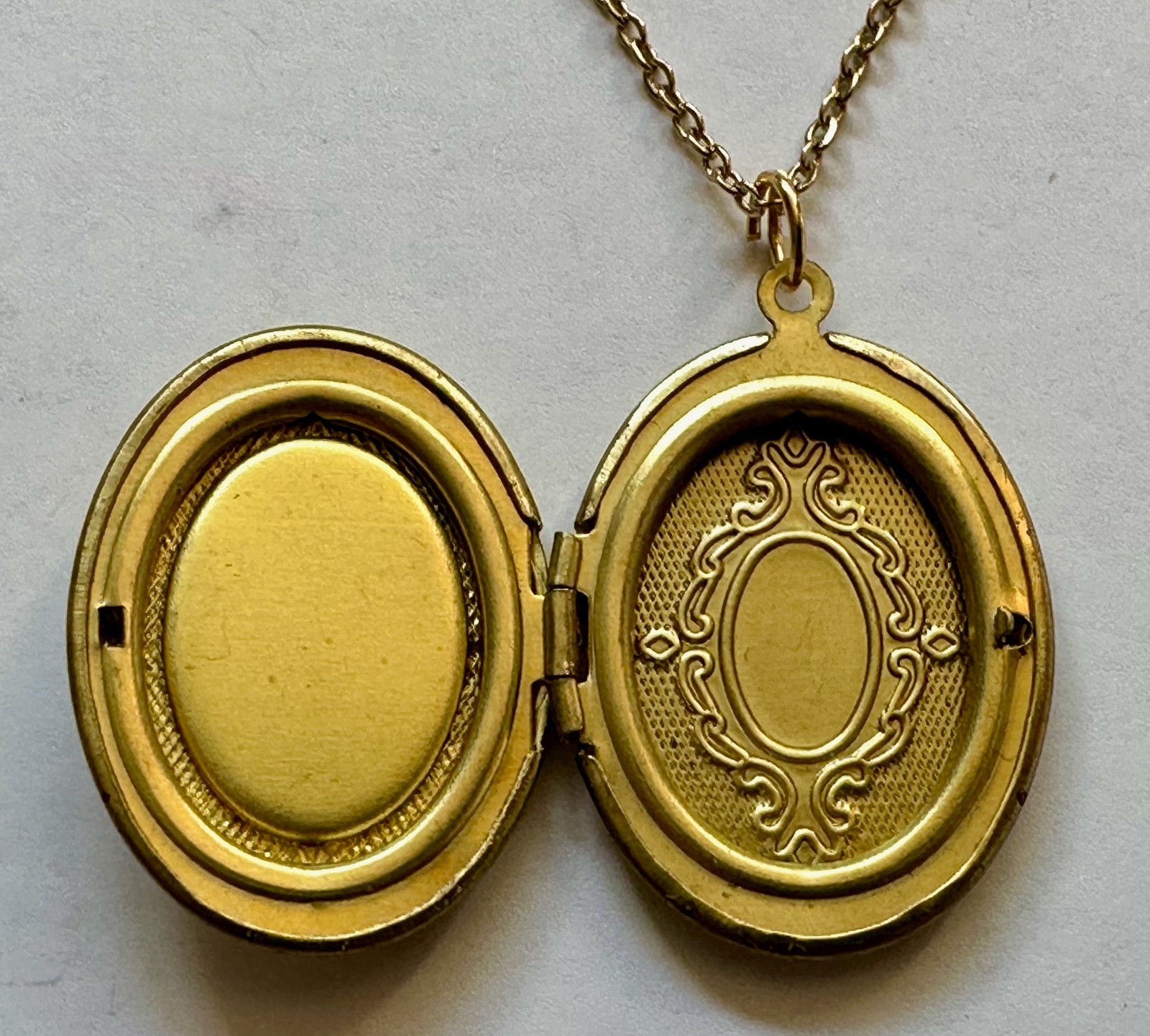Vintage locket oval brass w rose flower cabachon pendant 1 1/4″ necklace 20″ GP
