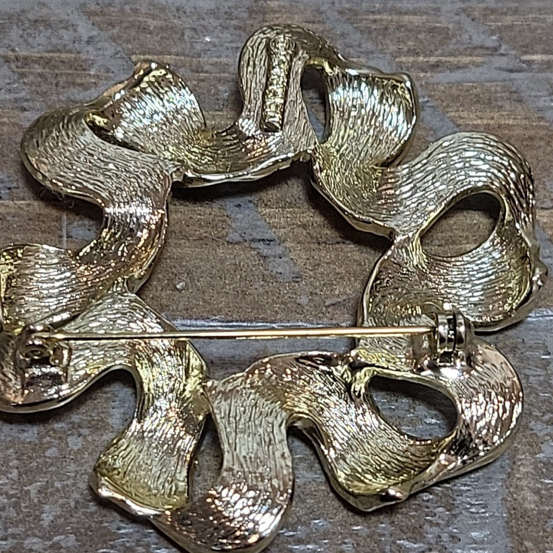 VTG 80’s Sarah Coventry Brooch Pin Gold Tone 2.5″ Textured Swirl Ribbon Wreath