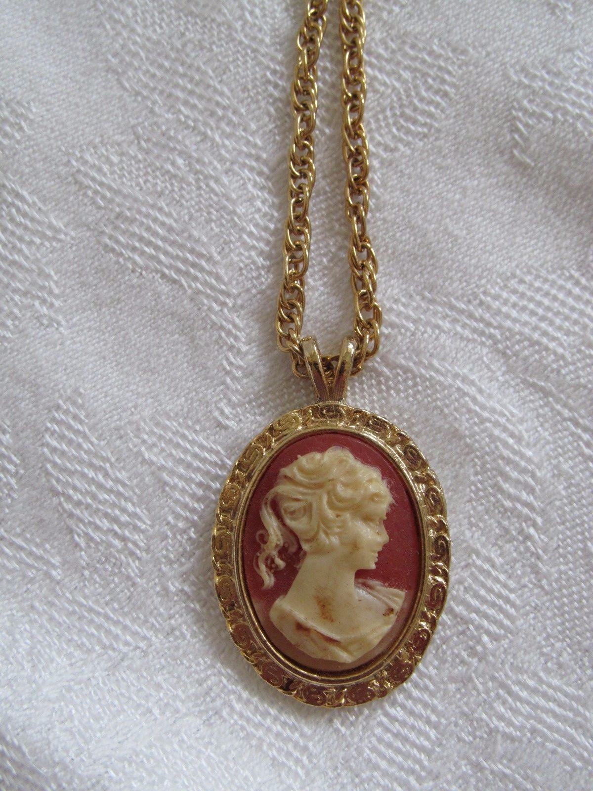 Vtg Cameo Lady Pendant Necklace Gold Tone Coral Orange & Cream