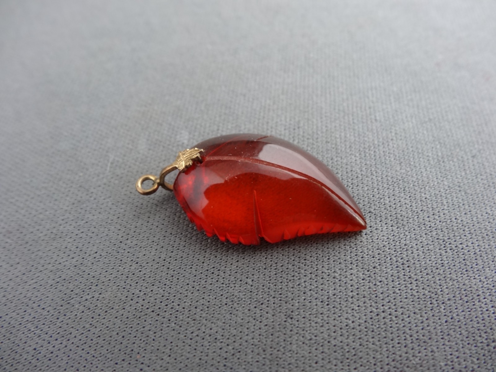 VINTAGE GOLD TONE ETCHED CARVED BALTIC HONEY AMBER LEAF PENDANT