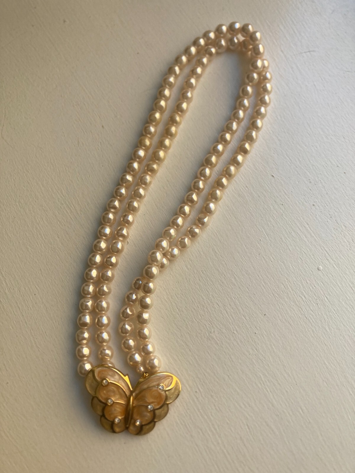 VINTAGE SIGNED K.J.L. FOR AVON FAUX PEARLS WITH ENAMEL BUTTERFLY 18″ NECKLACE