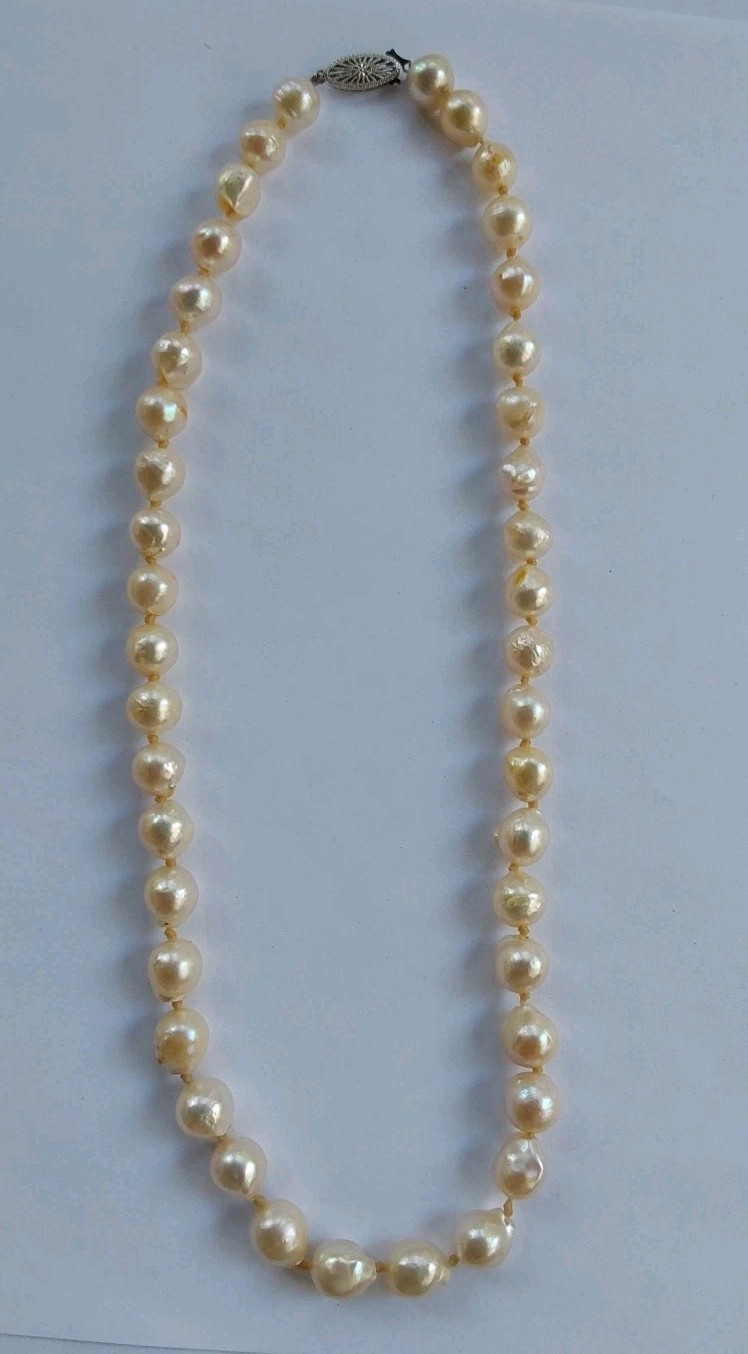 Vintage Baroque Champagne 16″ Ladies 8MM Pearl Necklace w/14KT Gold Clasp 31.6 G