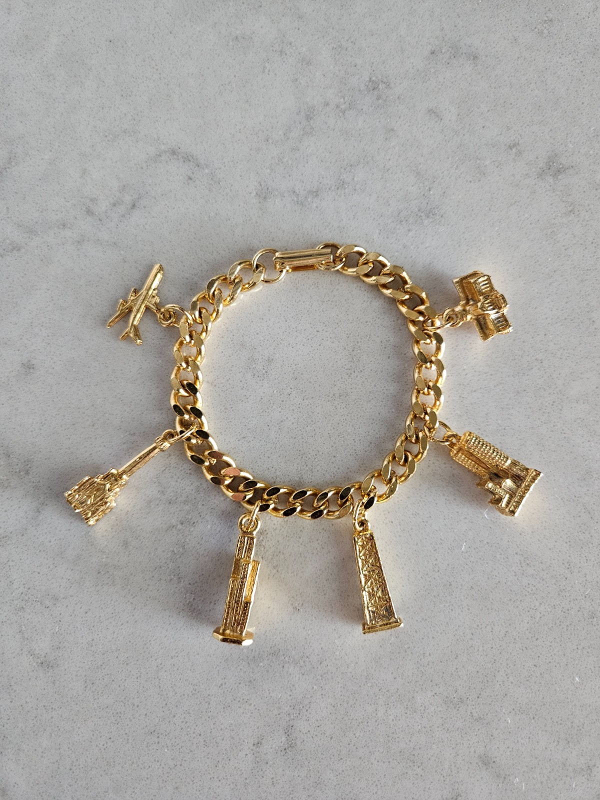 GOLD-TONE CHARM BRACELET WITH FAMOUS BUILDINGS IN CHICAGO CHARMS